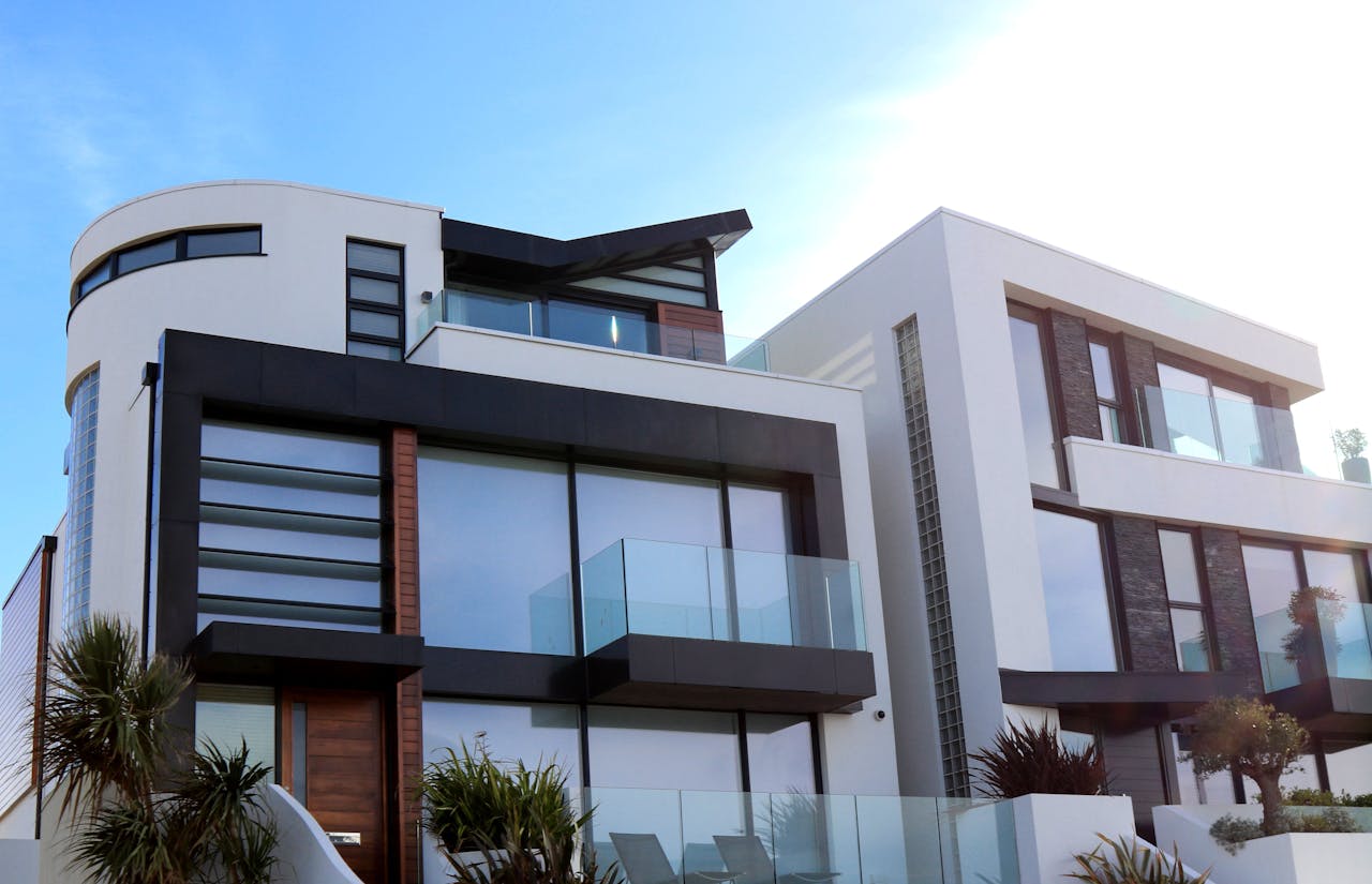 portfolio-08 Contemporary luxury home with glass balconies in Poole, UK, showcasing modern architectural design.